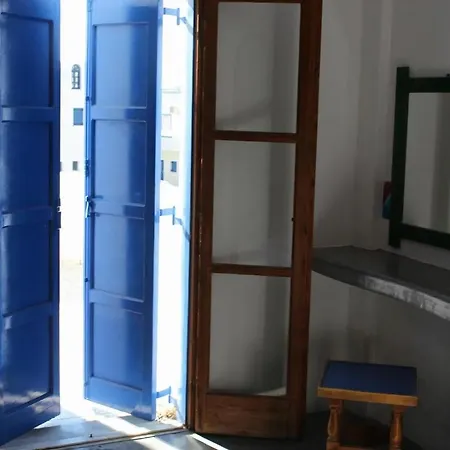 Studios Halaris Perissa (Santorini)